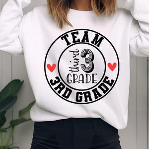 Svg de l'équipe de 3e année, enseignant de 3e année, chemises d'équipe d'enseignants, cadeau pour l'enseignant, svg d'équipe de 3e année, rentrée des classes, meilleure équipe de tous les temps png thumbnail