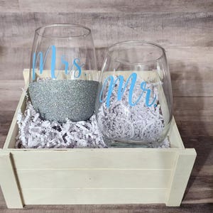 Mr. and Mrs. Wine Glasses, Engagement Gift, Couples Wine Glass, Housewarming gift, Wedding Gift, Newlywed wine glasses, glitter wine glasses