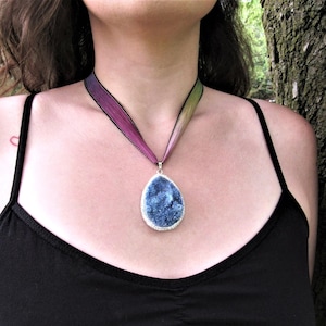 Druzy Ribbon Necklace, Cottagecore Stone Choker, Silk Ribbon Necklace, Boho Druzy Jewelry, Large Quartz Pendant, Women&#39;s Birthday Gift