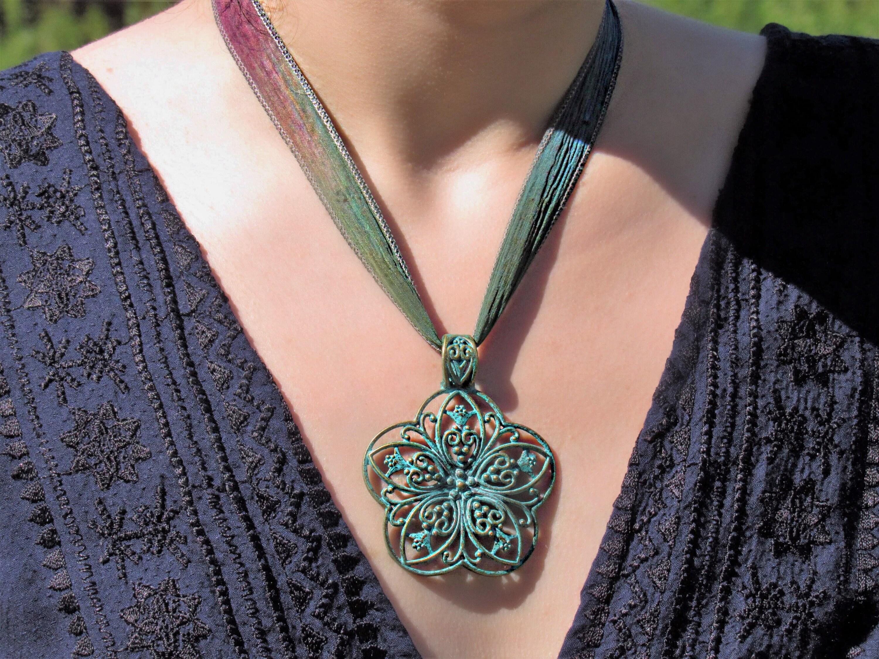 【TATIANA】Flower Bee Square Pendant Necklace★送料無料 All Abuzz Bee Mini Pendant Necklace - Seven Season