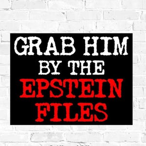 Może przedstawiać: Prostokątny czarny znak z białym tekstem, który brzmi „GRAB HIM BY THE EPSTEIN FILES” pogrubioną czcionką. Słowa „EPSTEIN FILES” są czerwone. Znak ma wymiary 61 cm na 46 cm.