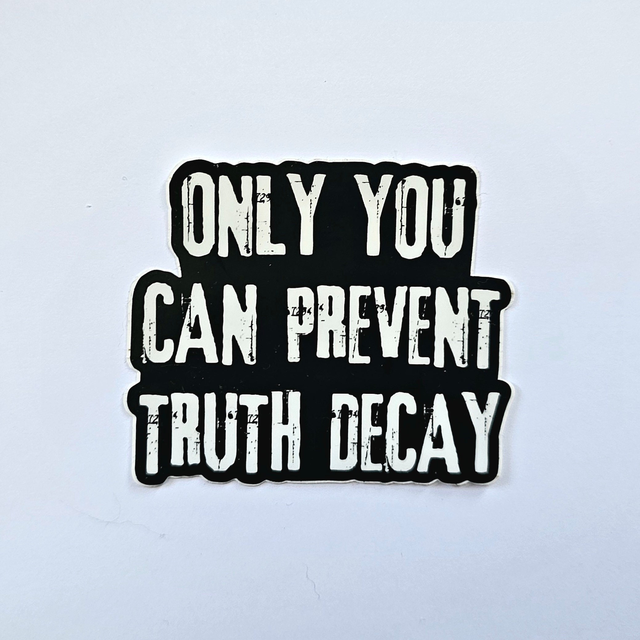 Vous seul pouvez empêcher la vérité de se décomposer Sticker pour ordinateur portable, votez bleu, combattez les mensonges de Trump et la propagande du GOP