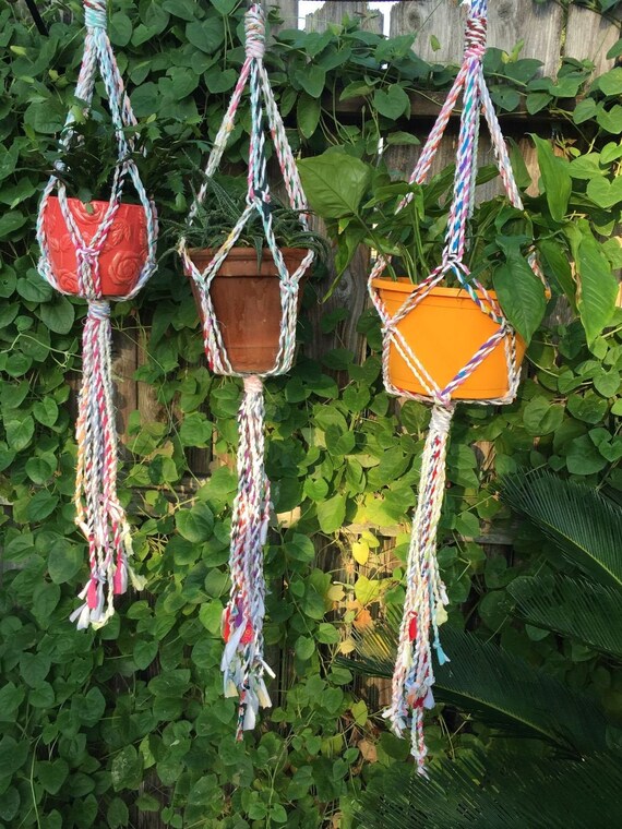 Colgador de plantas de macrame de hilo de tela hilada a mano jardinera colgante decoracion del hogar boho. Listo para enviar Etsy Espana