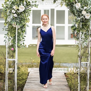 Navy Silk Slip Dress: 100% Maulbeerseide, Kleid mit V-Ausschnitt