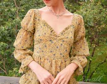 Robe en mousseline à fleurs jaune pâle : manches longues à l'ourlet à volants