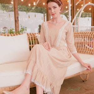 Vestido de algodão suíço bege com bolinhas e renda feito à mão