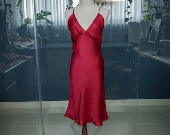 100 procent pure zijde bordeauxrode zijden slipdress: handgemaakte 100% moerbeizijde, diepe v-hals