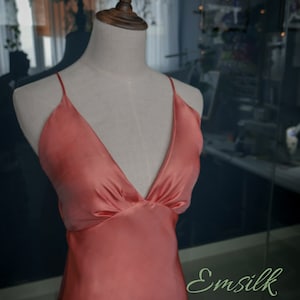 Vestido lencero de seda coral: hecho a mano 100 % seda morera, escote en V profundo