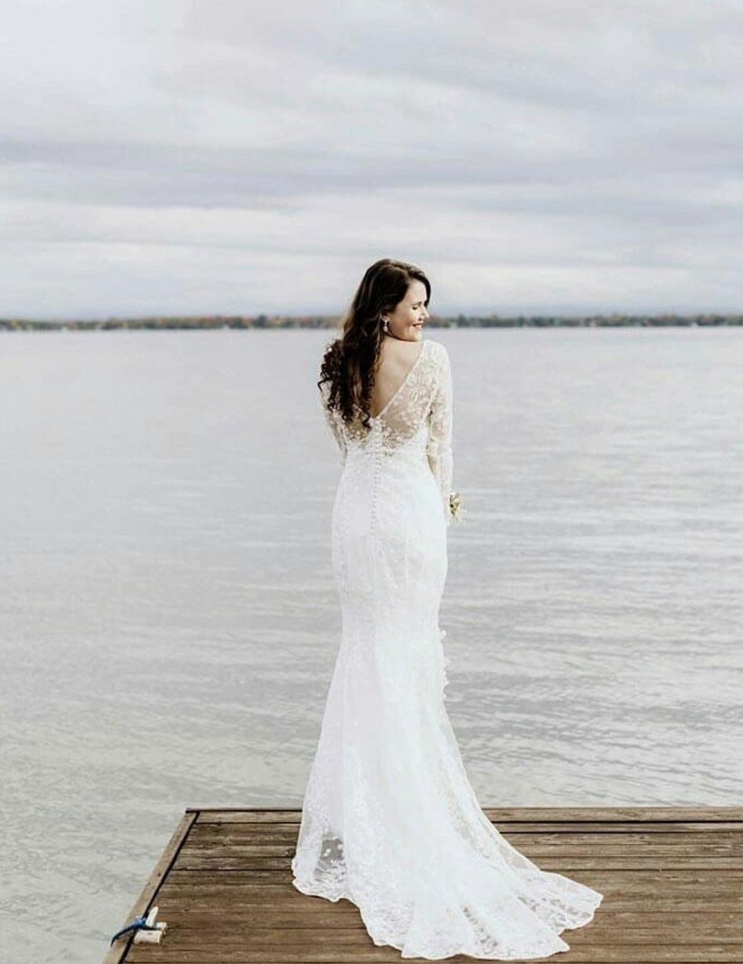 Vestido de novia de seda hecho a mano con capa larga de encaje y