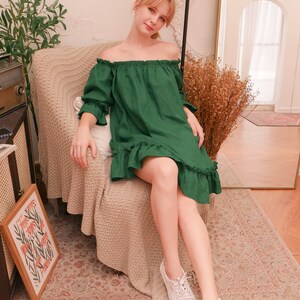 Vestido de lino esmeralda con hombros descubiertos/pequeños detalles de volantes/Vestido de verano de lino de gran tamaño/Vestido de lino verde/Vestido de talla única/Vestido holgado imagen 2