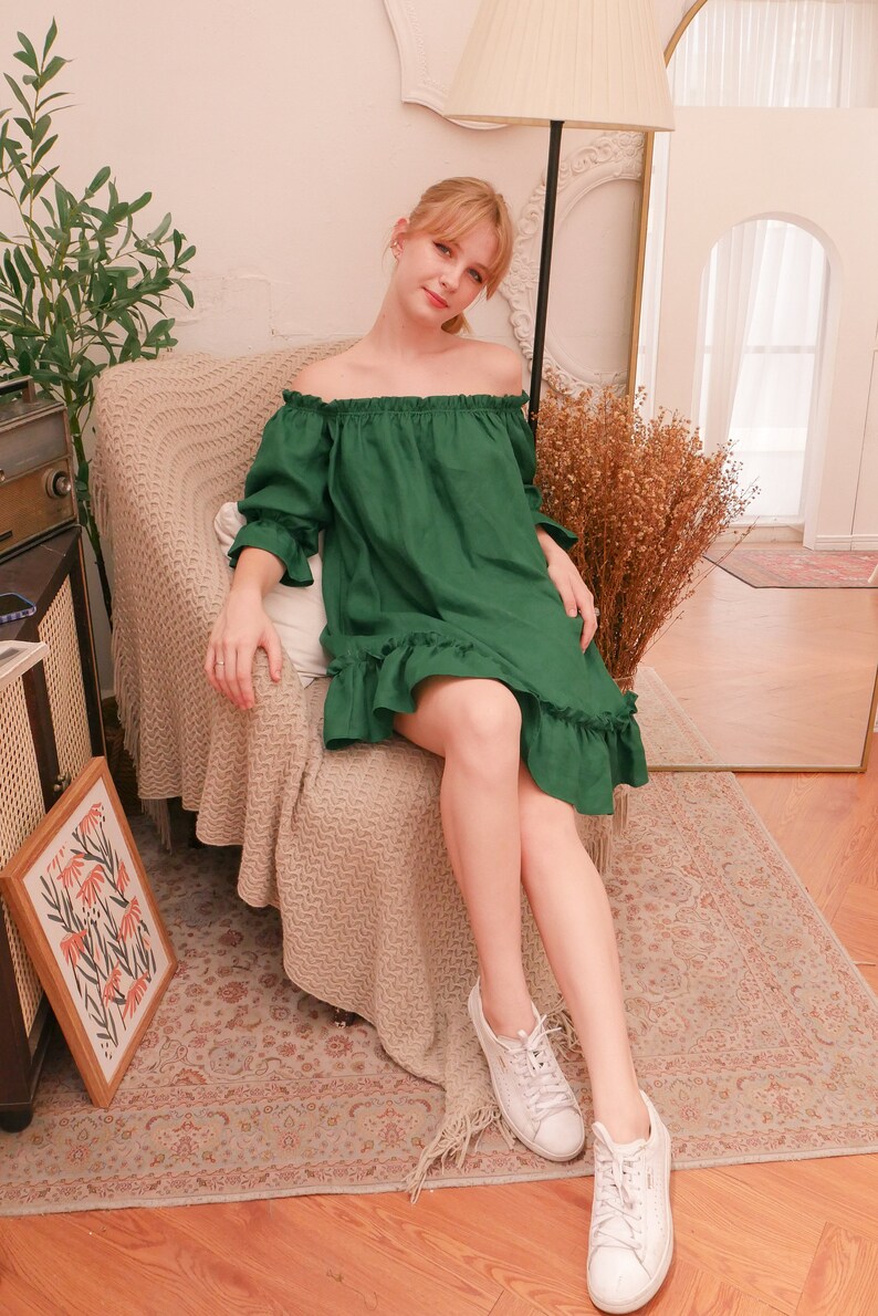 Vestido de lino esmeralda con hombros descubiertos/pequeños detalles de volantes/Vestido de verano de lino de gran tamaño/Vestido de lino verde/Vestido de talla única/Vestido holgado imagen 2