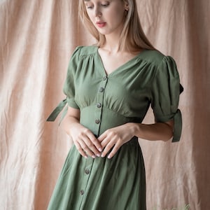 Olijfgroene linnen midi-jurk met knopen aan de voorkant /geplooid in de taille / linnen zomerjurk / gepofte mouwen / linnen theejurk
