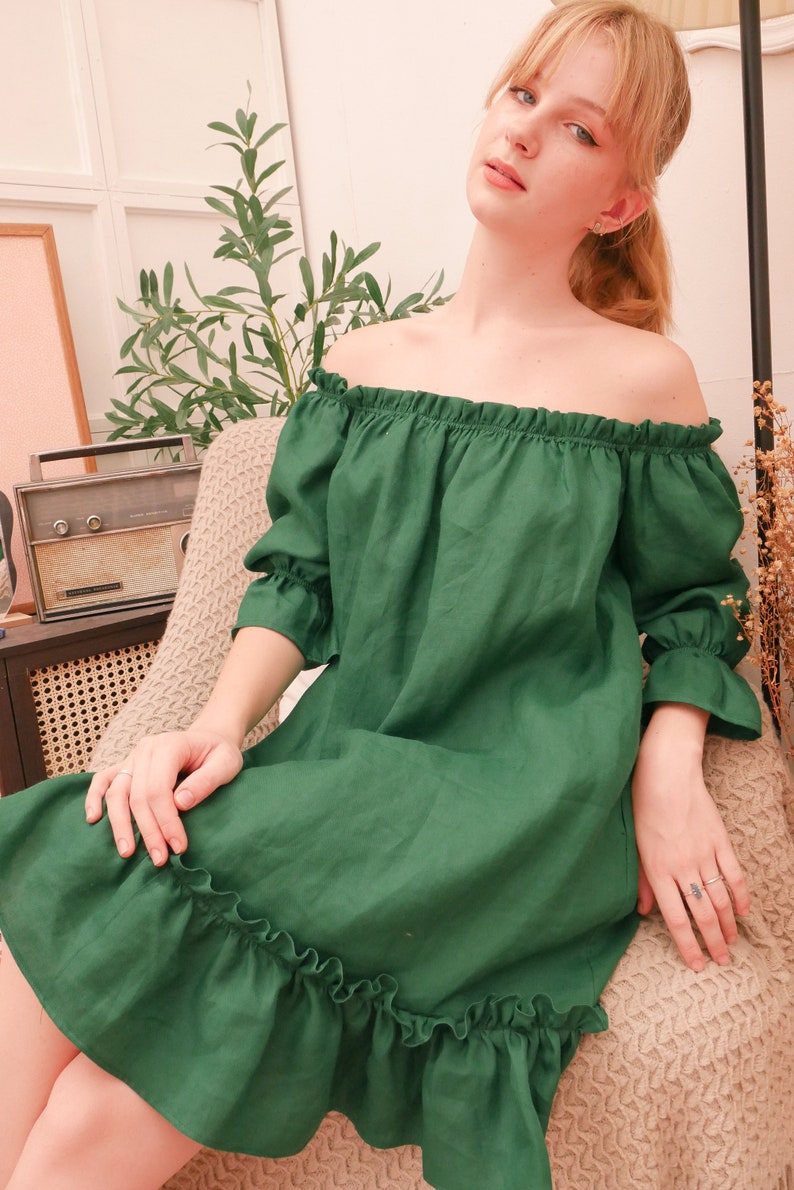 Vestido de lino esmeralda con hombros descubiertos/pequeños detalles de volantes/Vestido de verano de lino de gran tamaño/Vestido de lino verde/Vestido de talla única/Vestido holgado imagen 5