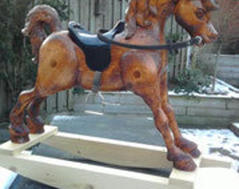 Giocattolo di legno del cavallo a dondolo