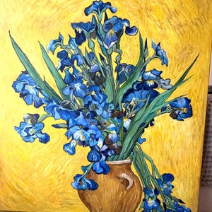 Può includere: Dipinto di un bouquet di iris blu in un vaso marrone su sfondo giallo. Gli iris hanno foglie verdi e sono in piena fioritura. Il vaso è di design semplice e rustico.