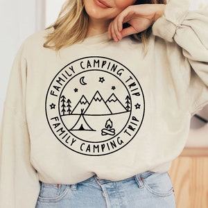 Viaggio in campeggio in famiglia, T-shirt da campeggio, falò in tenda Png, alberi di montagna Svg, vacanza in famiglia, magliette abbinate, vacanza in campeggio, campo Png