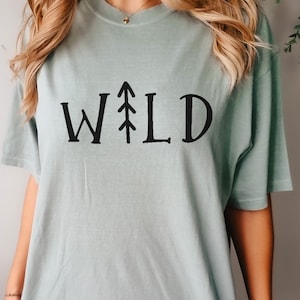 Wild Svg, roupa divertida para acampamento, camiseta selvagem, camisa de acampamento, clipart de acampamento, árvore png, natureza Svg, viagem de acampamento em família, camiseta da natureza Svg