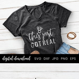 Cela vient d’obtenir Real SVG, Chemise de fiançailles, Fiancée SVG, Proposition de mariage SVG, Fichier de coupe SVG engagé, Bague en diamant SVG, Cadeau de fiançailles