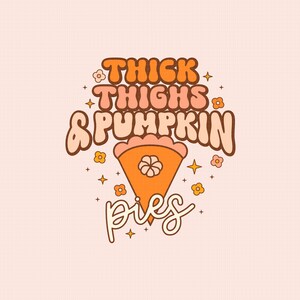 K&ouml;nnte beinhalten: Ein Grafikdesign mit dem Text "Thick Thighs & Pumpkin Pies" im Retro-Stil mit orangefarbenen und braunen Farben. Das Design zeigt ein stilisiertes St&uuml;ck K&uuml;rbiskuchen mit einer Blume in der Mitte.