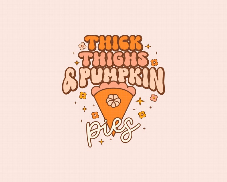 K&ouml;nnte beinhalten: Ein Grafikdesign mit dem Text "Thick Thighs & Pumpkin Pies" im Retro-Stil mit orangefarbenen und braunen Farben. Das Design zeigt ein stilisiertes St&uuml;ck K&uuml;rbiskuchen mit einer Blume in der Mitte.