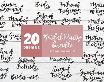 Könnte beinhalten: Ein digitaler Download von 20 Designs für Hochzeits-Party-Titel. Die Designs sind in schwarzem Text mit einem kleinen Blumenmuster unter jedem Titel. Die Titel umfassen: Junior Brautjungfer, Braut, Vater des Bräutigams, Trauzeugin, Trauzeuge, Brautjungfer, Schwester des Bräutigams, Tante des Bräutigams, Mutter des Bräutigams, Ringträger, Bräutigam, Vater der Braut, Schwester der Braut, Brautjungfer, Blumenmädchen, Tante der Braut, Mutter der Braut, Großmutter der Braut, Großmutter des Bräutigams. Die Designs sind in den Formaten SVG, DXF, JPG, PNG und EPS verfügbar.