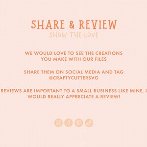 Op de afbeelding: Een perzikkleurige afbeelding met de tekst "SHARE & REVIEW" en "SHOW THE LOVE" in een handschriftlijk lettertype. De tekst hieronder moedigt klanten aan om hun creaties die ze met de bestanden van de verkoper hebben gemaakt, te delen op sociale media en @CRAFTYCUTTERSVG te taggen. De tekst stelt ook dat beoordelingen belangrijk zijn voor een klein bedrijf en dat de verkoper een beoordeling zou waarderen. De afbeelding bevat pictogrammen voor Instagram, Facebook, Pinterest en TikTok.