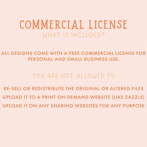 Op de afbeelding: Een perzikkleurige tekstafbeelding met de woorden "COMMERCIAL LICENSE" en "WHAT IS INCLUDED?" in een groot, gestileerd lettertype. De tekst hieronder legt uit dat alle ontwerpen worden geleverd met een gratis commerci&euml;le licentie voor persoonlijk en zakelijk gebruik voor kleine bedrijven. Het somt ook op wat niet is toegestaan, zoals het doorverkopen of opnieuw distribueren van de originele of gewijzigde bestanden, het uploaden naar een website voor print-on-demand of het uploaden naar websites voor het delen.