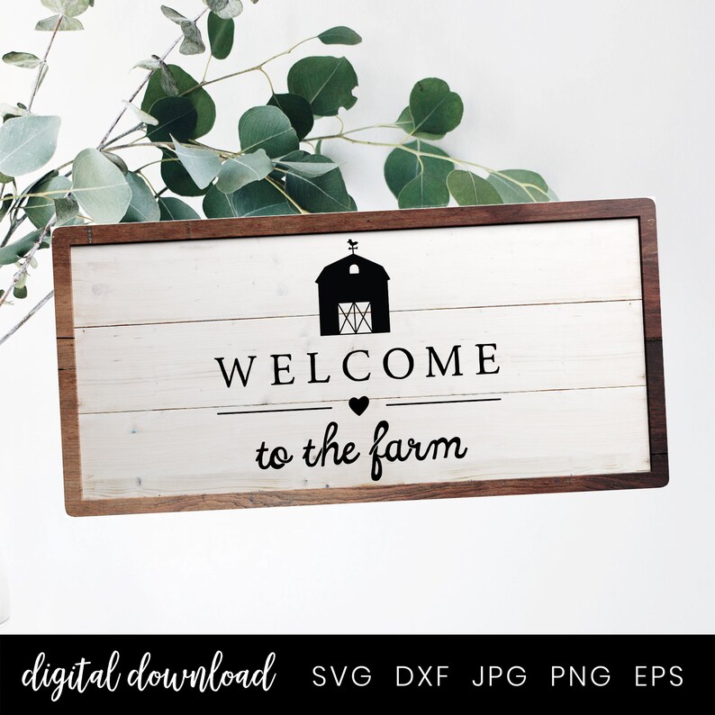 Op de afbeelding: Een wit houten bord met een bruin frame, met een zwart silhouet van een schuur met een hart en de tekst "WELCOME to the farm".