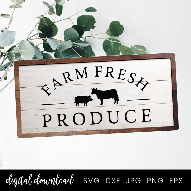 Op de afbeelding: Een wit houten bord met een bruin frame, met de tekst "FARM FRESH PRODUCE" in zwarte letters, met een koe en varken silhouet in het midden.