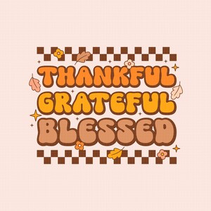 Peut inclure: Un design graphique avec les mots "Thankful Grateful Blessed" dans un style de police r&eacute;tro. Les mots sont en orange, jaune et marron. L'arri&egrave;re-plan est un motif &agrave; carreaux en marron et blanc. Il y a de petites illustrations de fleurs et de feuilles autour des mots.