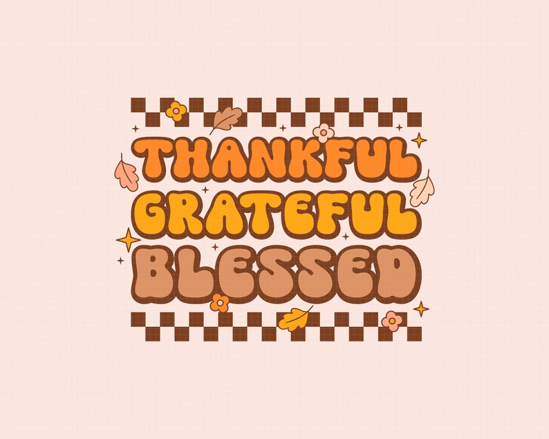 Peut inclure: Un design graphique avec les mots "Thankful Grateful Blessed" dans un style de police r&eacute;tro. Les mots sont en orange, jaune et marron. L'arri&egrave;re-plan est un motif &agrave; carreaux en marron et blanc. Il y a de petites illustrations de fleurs et de feuilles autour des mots.