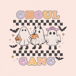 Puede incluir: Una ilustraci&oacute;n linda de tres fantasmas vestidos con disfraces con el texto "Ghoul Gang" en letras de colores. Los fantasmas sostienen calabazas y murci&eacute;lagos vuelan a su alrededor.