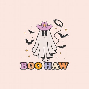 Puede incluir: Un fantasma blanco con un sombrero de vaquero rosa con una estrella amarilla en la parte superior. El fantasma sostiene un lazo y hay murci&eacute;lagos y estrellas a su alrededor. El texto "BOO HAW" est&aacute; escrito debajo del fantasma en letras de colores.