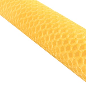 Puede incluir: Un rollo de vela de cera de abeja amarilla en forma de panal. La vela est&aacute; hecha de cera de abeja natural y tiene un patr&oacute;n hexagonal.