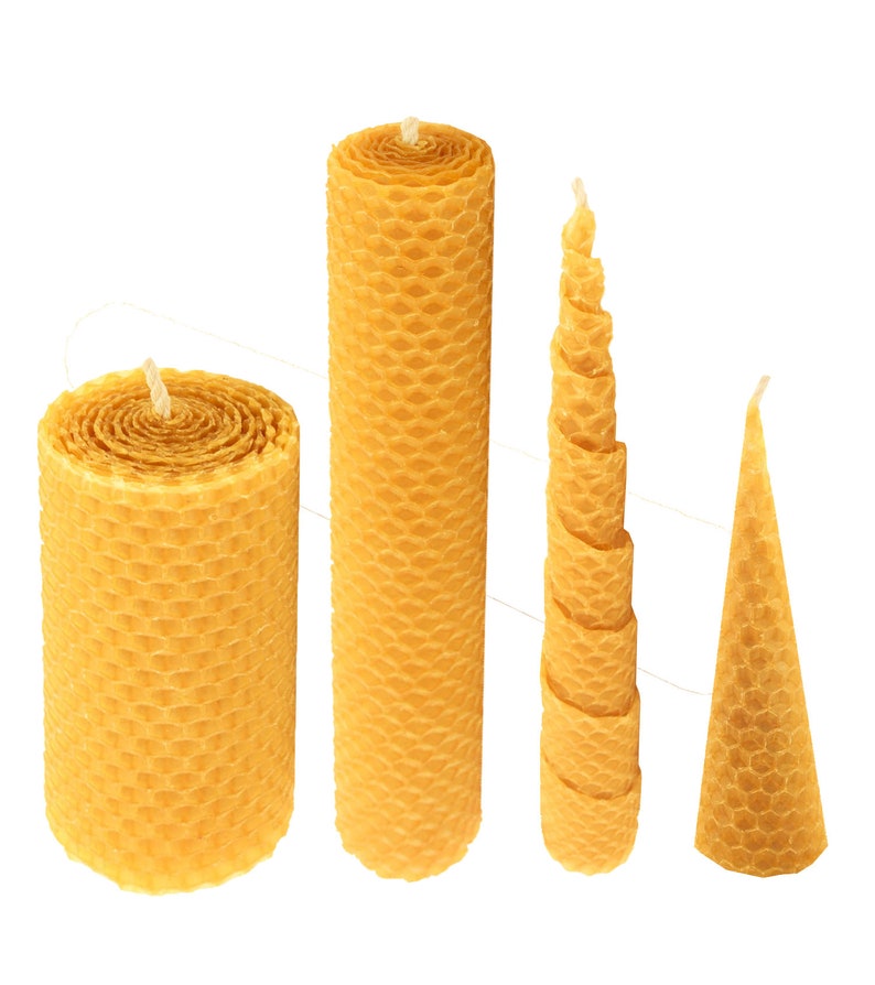 Puede incluir: Cuatro velas de cera de abeja en diferentes formas y tama&ntilde;os. Las velas son todas de color amarillo claro y tienen un patr&oacute;n de panal. Las velas est&aacute;n dispuestas en una fila de izquierda a derecha.