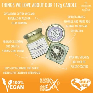 Może przedstawiać: Naturalna świeca sojowa o wadze 112 g w szklanym słoiku z ekologicznym knotem bawełnianym. Świeca jest oznaczona etykietą "Orange & Grapefruit Tea Natural Candle" i zawiera suszone liście herbaty, kwiaty i owoce, kt&oacute;re nadają jej naturalny kolor i dekoracyjny charakter. Świeca jest w 100% wegańska, wolna od plastiku i nie testowana na zwierzętach.