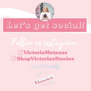Puede incluir: Gr&aacute;fico rosa y blanco con el texto "Let's get social!" y "Follow on instagram:" con dos nombres de usuario de Instagram: "VictoriaMetaxas" y "ShopVictoriasStories". El gr&aacute;fico tambi&eacute;n incluye el texto "#LiveColourfully" y un logotipo que dice "Victoria's Stories".