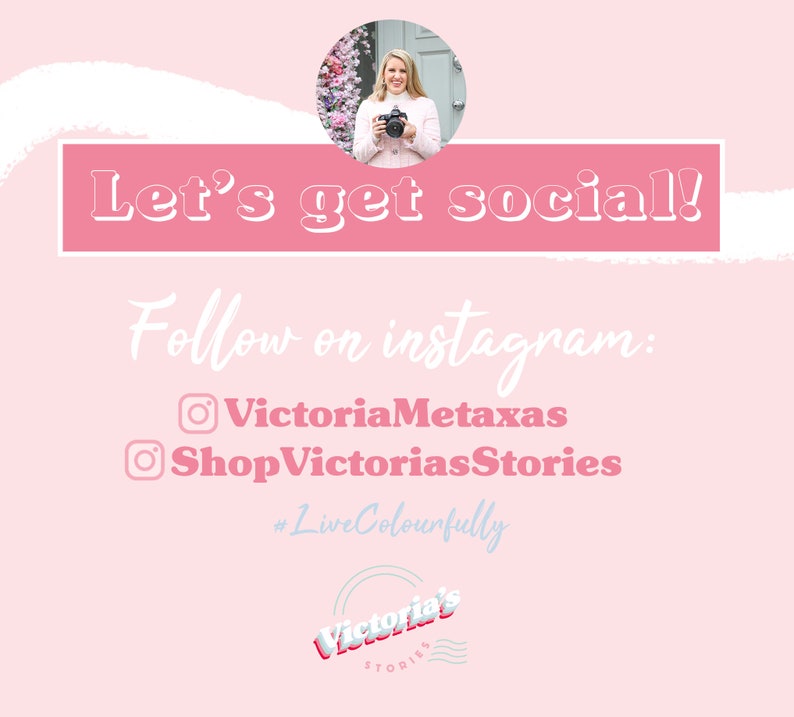 Puede incluir: Gr&aacute;fico rosa y blanco con el texto "Let's get social!" y "Follow on instagram:" con dos nombres de usuario de Instagram: "VictoriaMetaxas" y "ShopVictoriasStories". El gr&aacute;fico tambi&eacute;n incluye el texto "#LiveColourfully" y un logotipo que dice "Victoria's Stories".