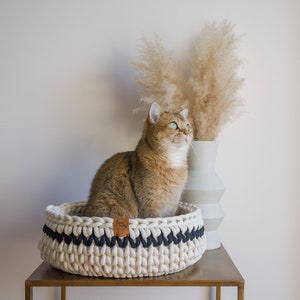 Handmade cat basket recycled cotton / 2 coloured / chunky yarn / Two-tone / Catbed image 1