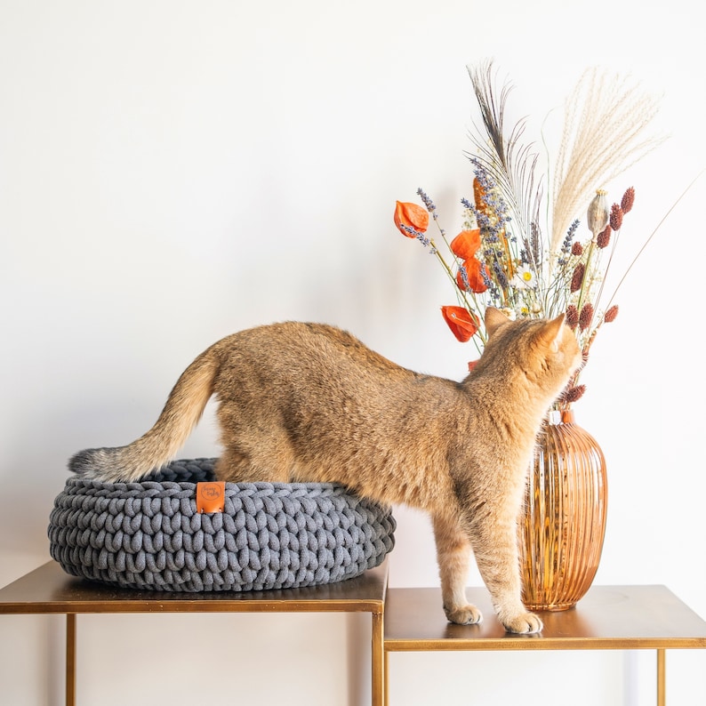 Handmade cat basket recycled cotton / chunky yarn / catbed Charcoal