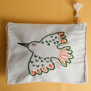 piccola borsa di tela con uccellino ricamato a mano, astuccio beige, grazioso portatrucchi in cotone, astuccio con cerniera unico, regalo ricamato fatto in casa