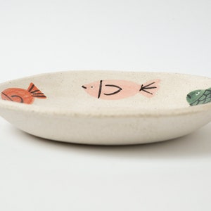 a side perpective to seethe height of the bowl.The bowl is circular and has 15x15cm and 3 cm of height. It's round shaped.