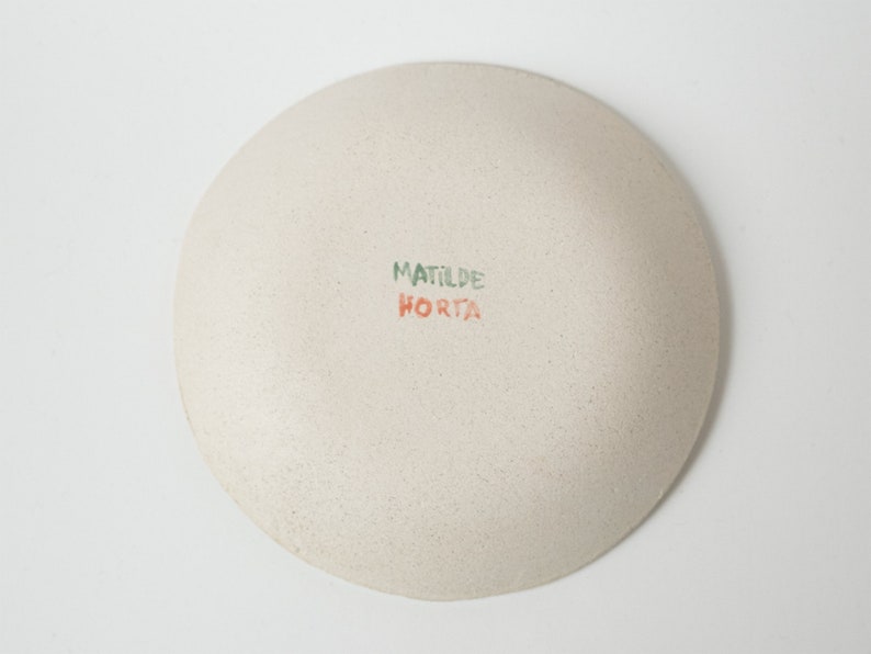 the back of the bowl: it has the handwritten signature of the author Matilde Horta in green and pink (but it can come in different colours)