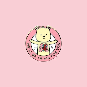 Könnte beinhalten: Eine rosa und gelbe Emaille-Anstecknadel mit einem Cartoon-Bären, der ein Herz und Lungen in seiner Brust hat. Der Text um den Bären lautet "We'll be the air for you."