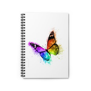 Könnte beinhalten: Ein bunter Schmetterling mit Regenbogenflügeln auf weißem Hintergrund. Der Schmetterling ist in Aquarelltechnik mit Farbspritzern gemalt.