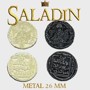 Könnte beinhalten: Vier Metallmünzen, zwei goldfarbene und zwei schwarze, mit aufwendigen Designs und arabischer Schrift. Das Wort "SALADIN" ist in Gold über den Münzen abgebildet, mit einer kleinen Krone. Der Text "METAL 26 MM" befindet sich unten.