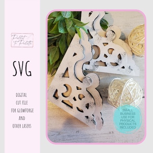 Puede incluir: Tres soportes de esquina de madera blanca con un diseño decorativo de corte. Los soportes tienen un acabado de pintura blanca desgastada y están apilados uno encima del otro. La imagen incluye el texto "Pallet to Palette SVG Digital Cut File for Glowforge and Other Lasers Small Business Use for Physical Products Included".