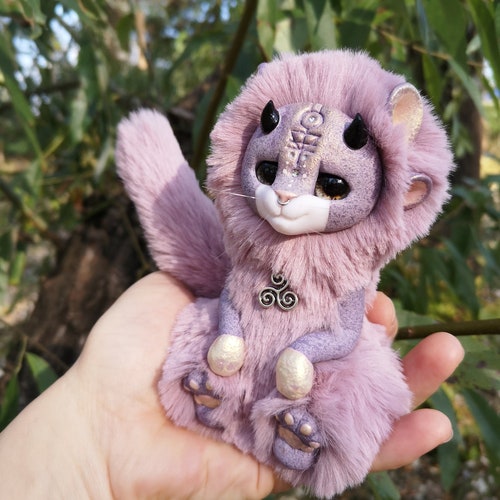 Purple fantasy cat Fluffy animal Ooak art doll Soft sculpture Alien Pastel mythical creature Witchy Creepy cute plush Stuffed animal, 13 cm - .br Purple fantasy cat Fluffy animal Ooak art doll Soft sculpture Alien Pastel mythical creature Witchy Creepy cute plush Stuffed animal, 13 cm - .br