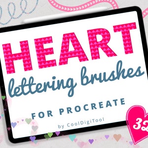 Op de afbeelding: Een digitale illustratie van een tabletscherm waarop de tekst "HEART lettering brushes FOR PROCREATE by CoolDigiTool 32" wordt weergegeven. De tekst is in een roze en blauwe kleurstelling met een hartpatroon. De tablet is omgeven door een witte achtergrond met roze en blauwe harten.