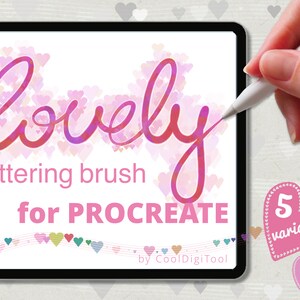 Op de afbeelding: Een roze en witte digitale illustratie van het woord "lovely" met een hartjespatroonachtergrond. De tekst "lettering brush for PROCREATE" staat onder het woord "lovely". Een roze hartje met de tekst "5 varianten" staat in de rechterbenedenhoek van de afbeelding.